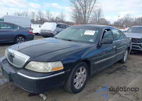 2011 Lincoln Town Car Executive L z USA, uszkodzony, nr VIN 2LNBL8EV3BX758143